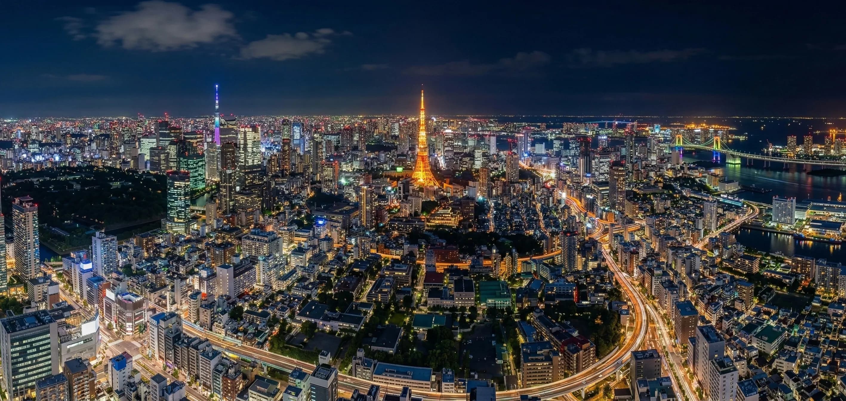 東京の都市景観(夜) ― テクノロジーと建設が融合する街